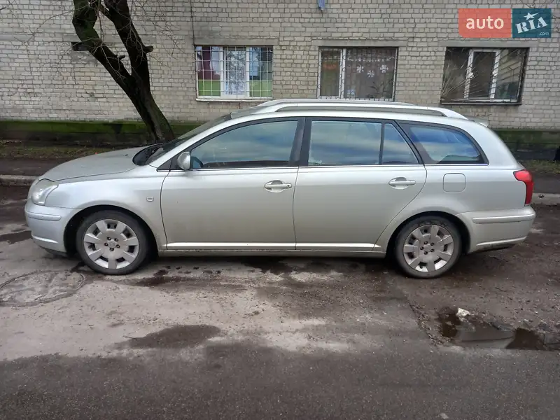 2004 toyota avensis