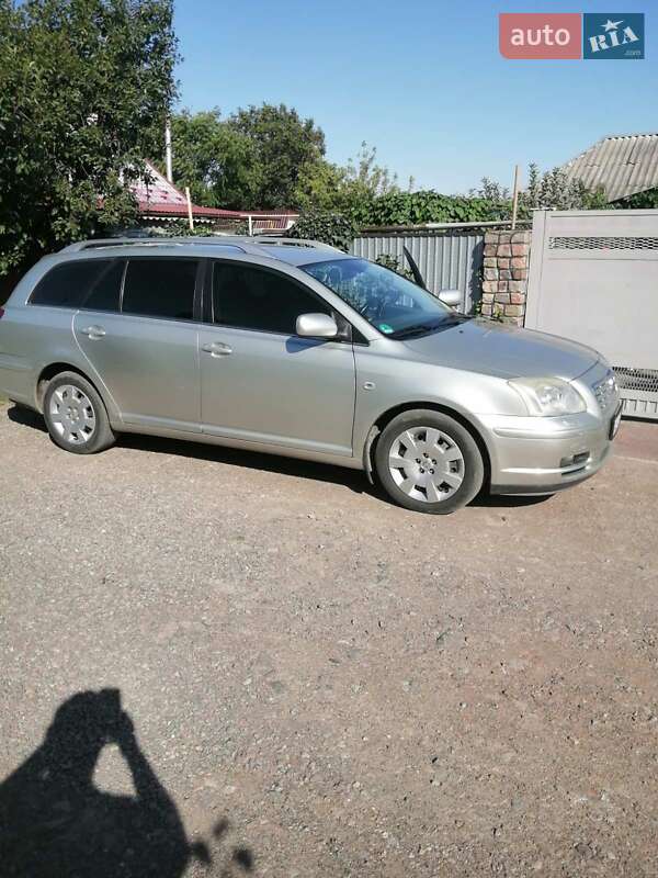 2005 toyota avensis