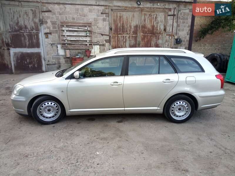 2004 toyota avensis