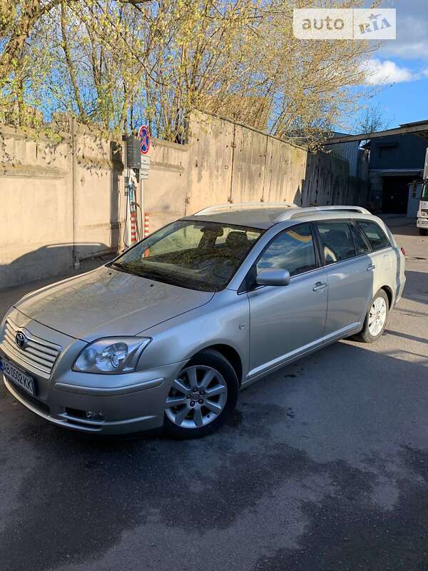 2004 toyota avensis