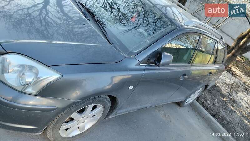 2005 toyota avensis