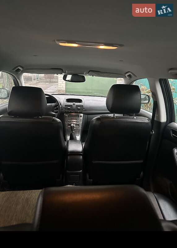 2005 toyota avensis
