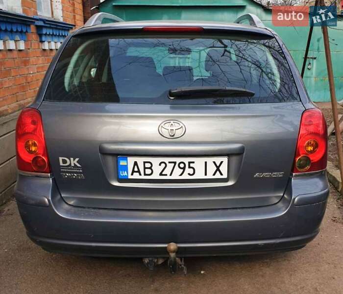 2004 toyota avensis