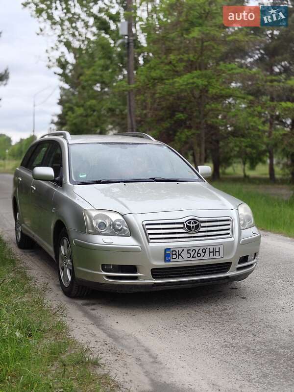 2005 toyota avensis