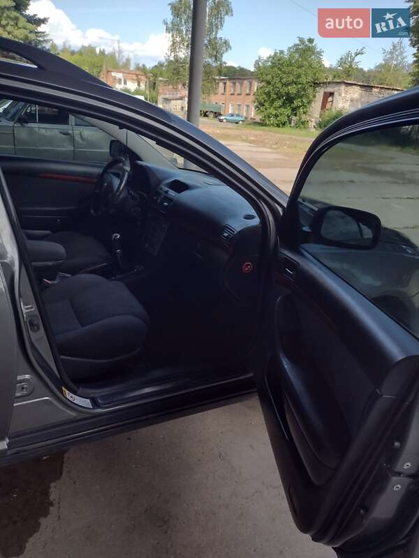 2004 toyota avensis