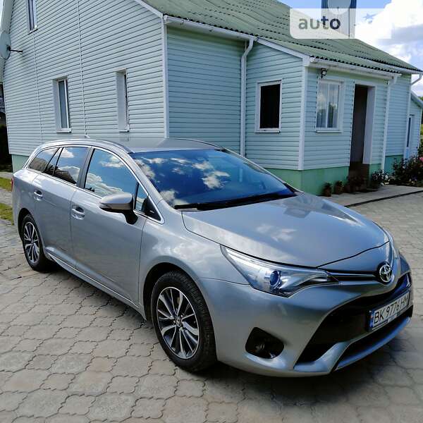 2015 toyota avensis