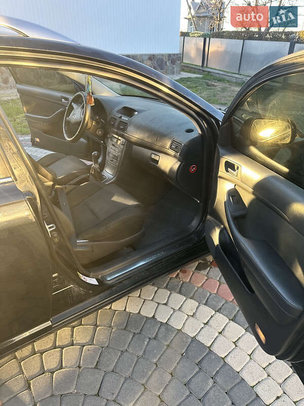 2005 toyota avensis