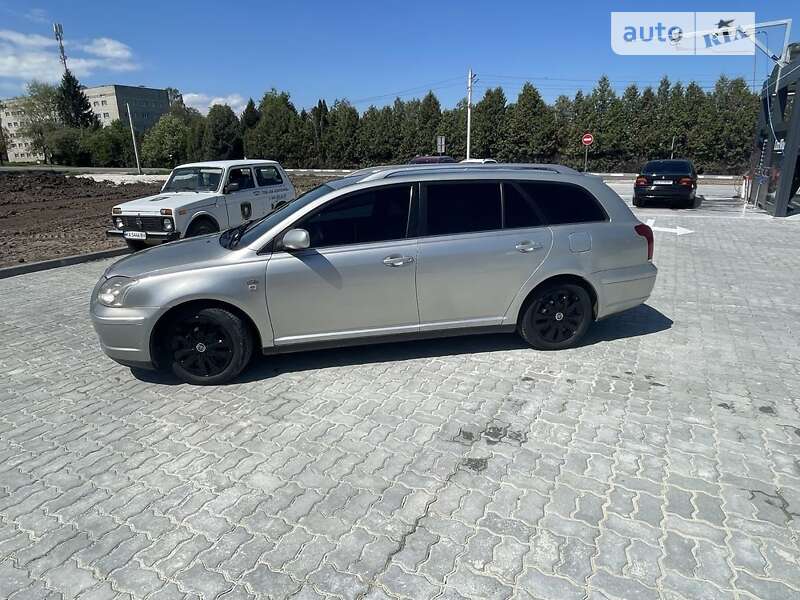 2005 toyota avensis