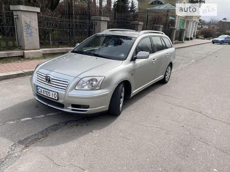 2005 toyota avensis