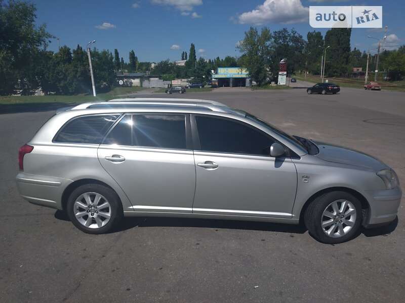 2004 toyota avensis