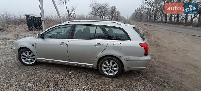 2003 toyota avensis
