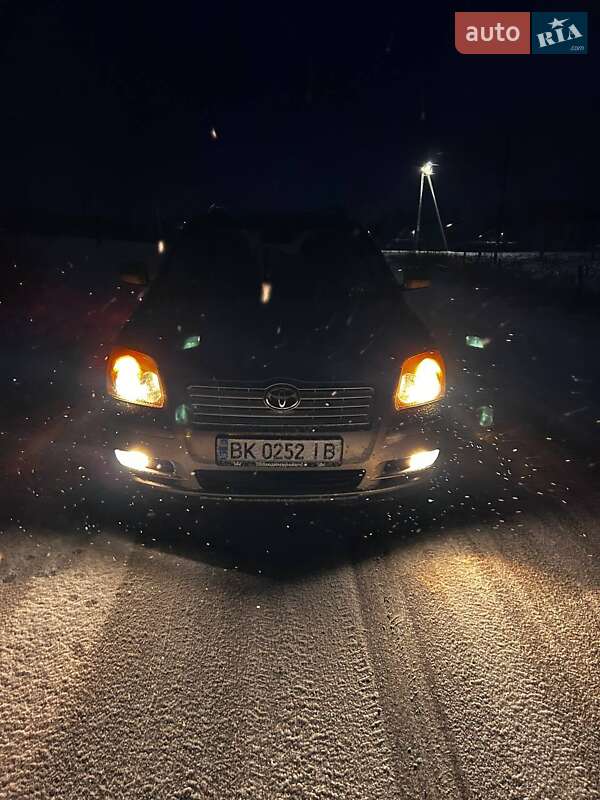 2004 toyota avensis