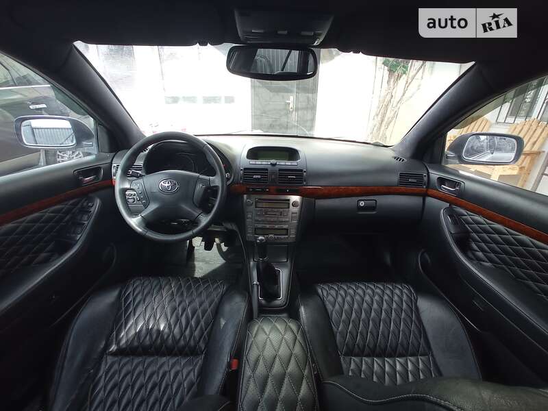 2004 toyota avensis