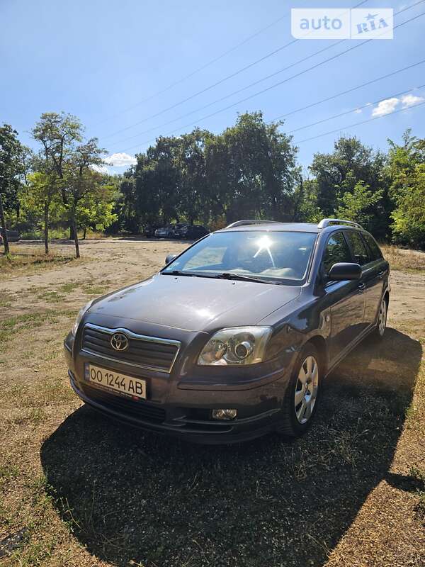 2005 toyota avensis