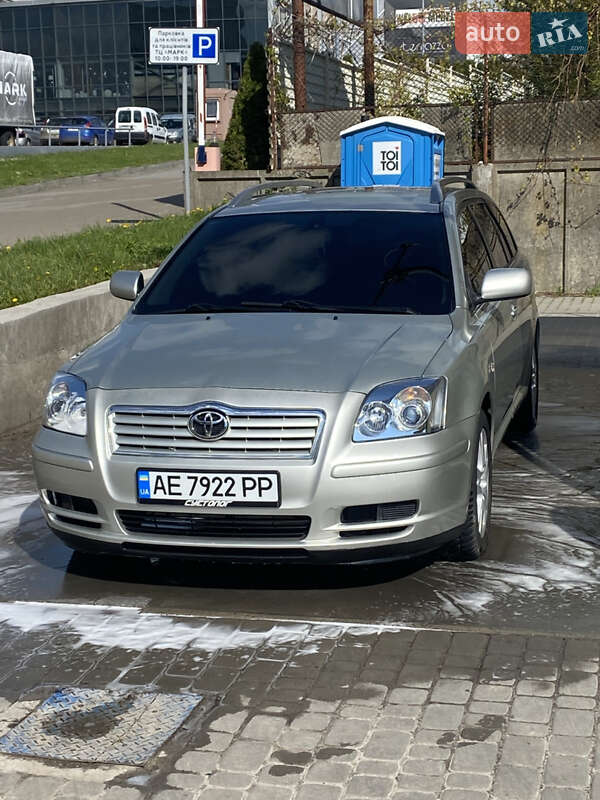 2005 toyota avensis