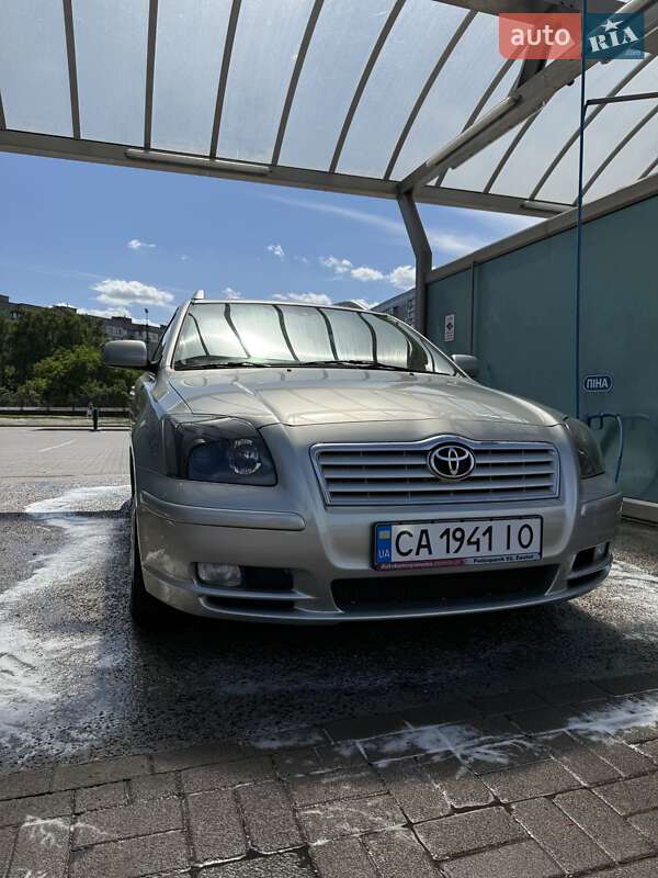 2004 toyota avensis