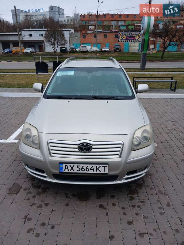2004 toyota avensis