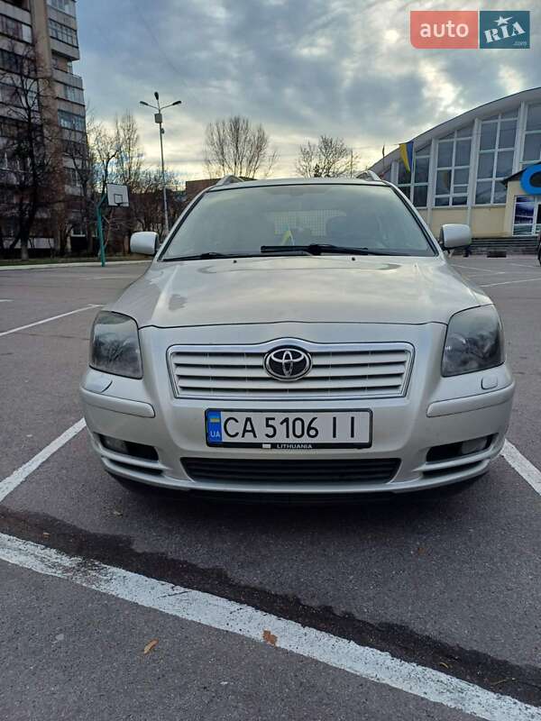 2005 toyota avensis