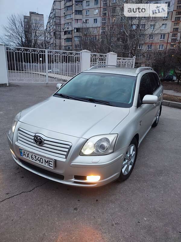 2003 toyota avensis
