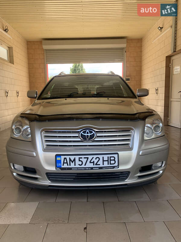 2004 toyota avensis