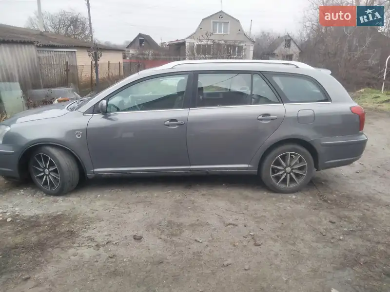 2004 toyota avensis