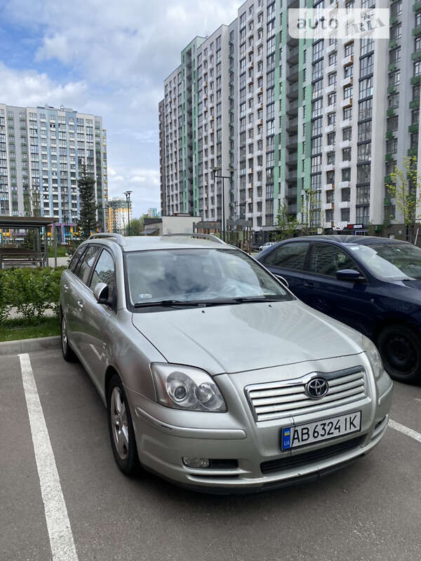 2004 toyota avensis