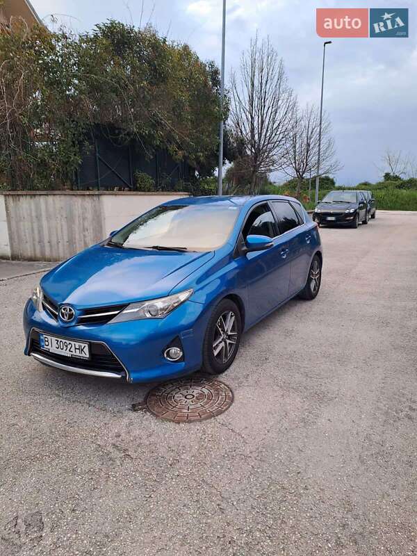 2014 toyota auris