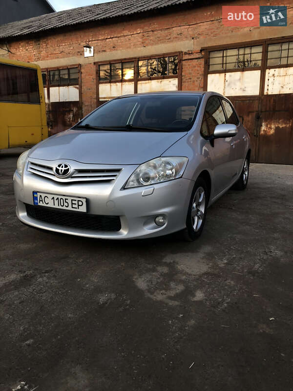 2011 toyota auris