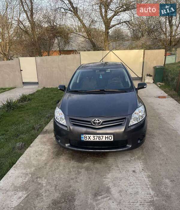 2011 toyota auris