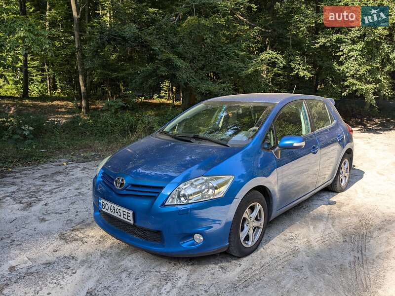 2010 toyota auris