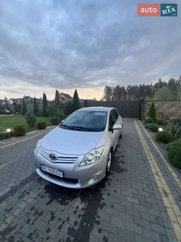 2010 toyota auris