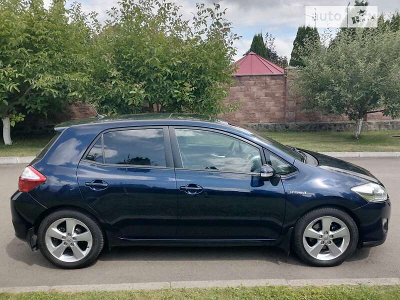 2011 toyota auris