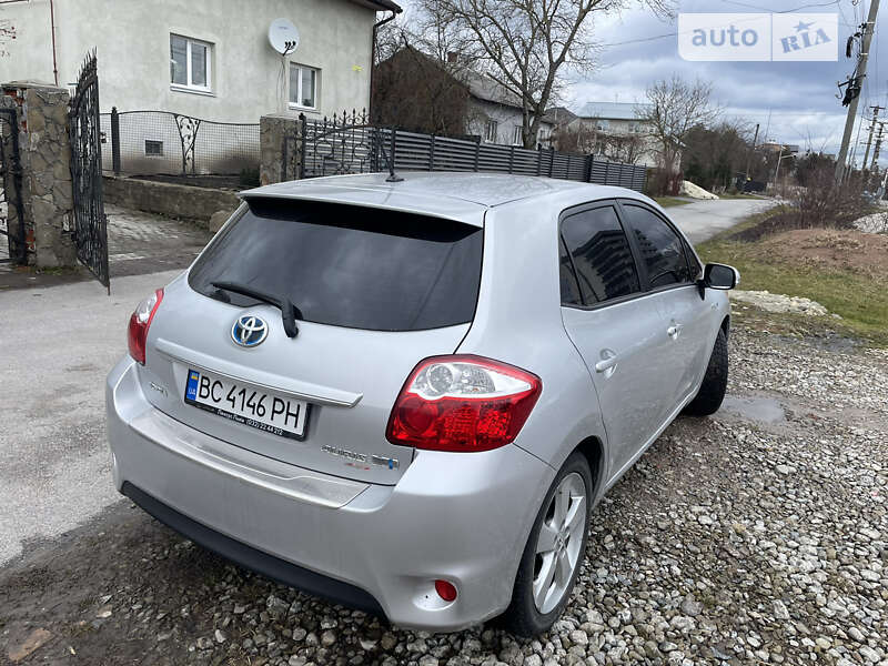 2010 toyota auris