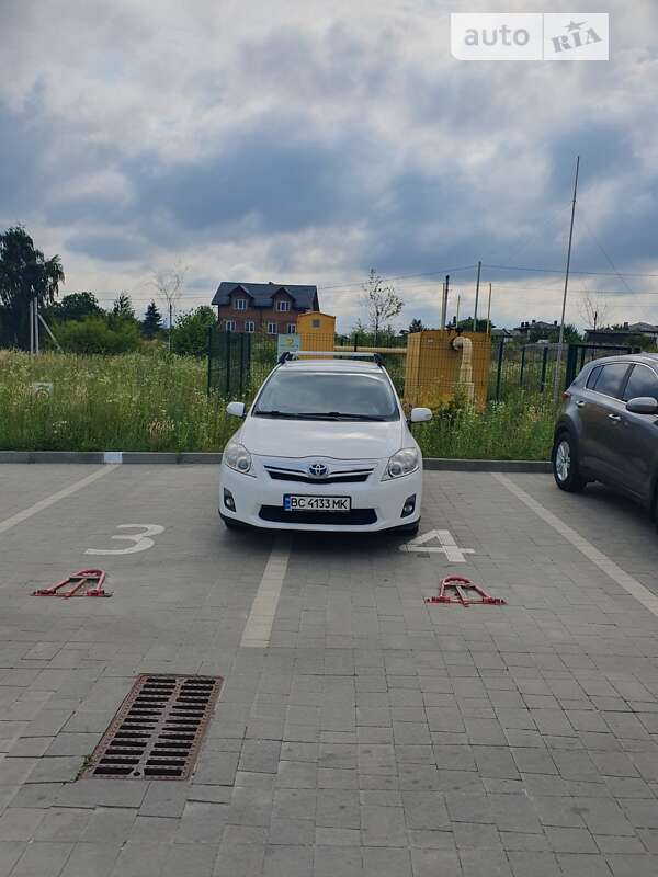 2012 toyota auris