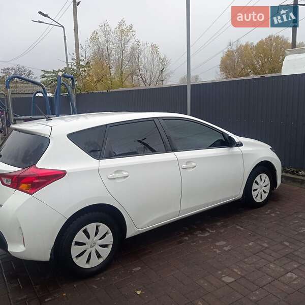 2013 toyota auris