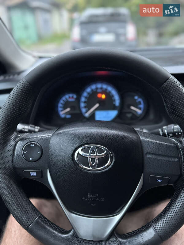 2013 toyota auris