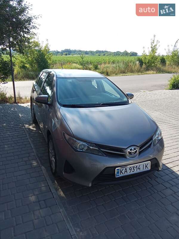 2013 toyota auris
