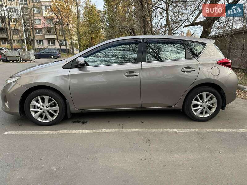 2013 toyota auris
