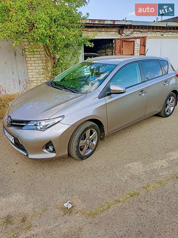2012 toyota auris