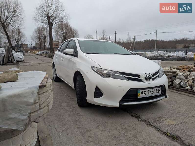 2013 toyota auris