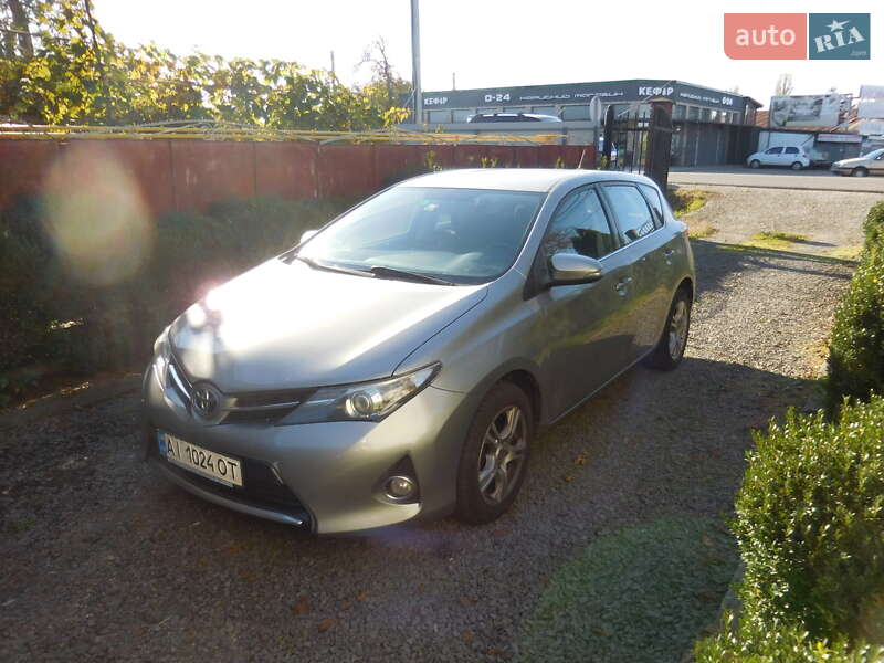 2012 toyota auris