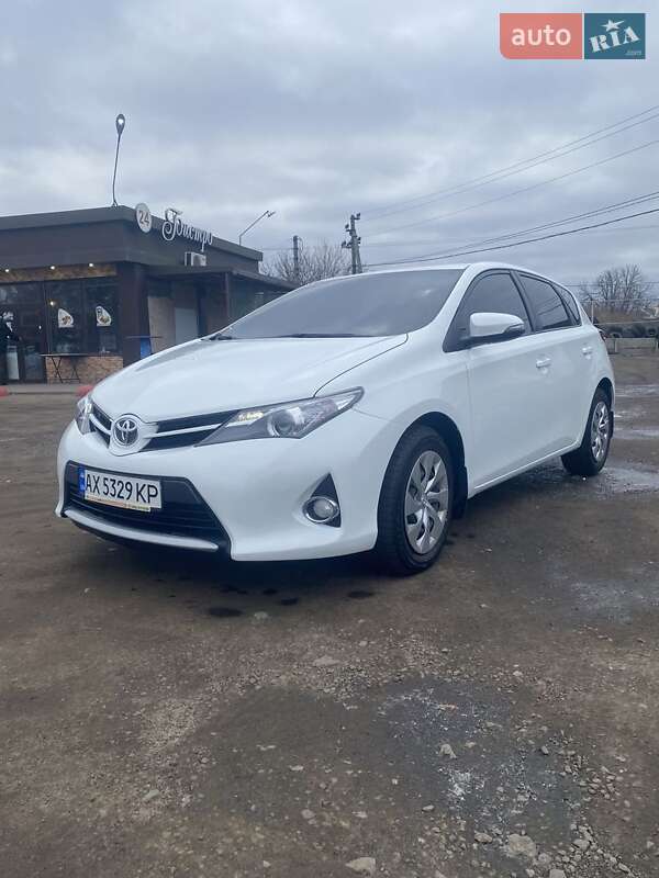 2013 toyota auris