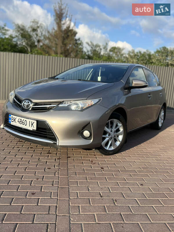 2012 toyota auris