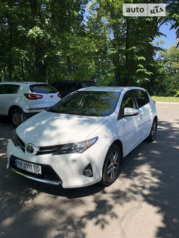 2015 toyota auris
