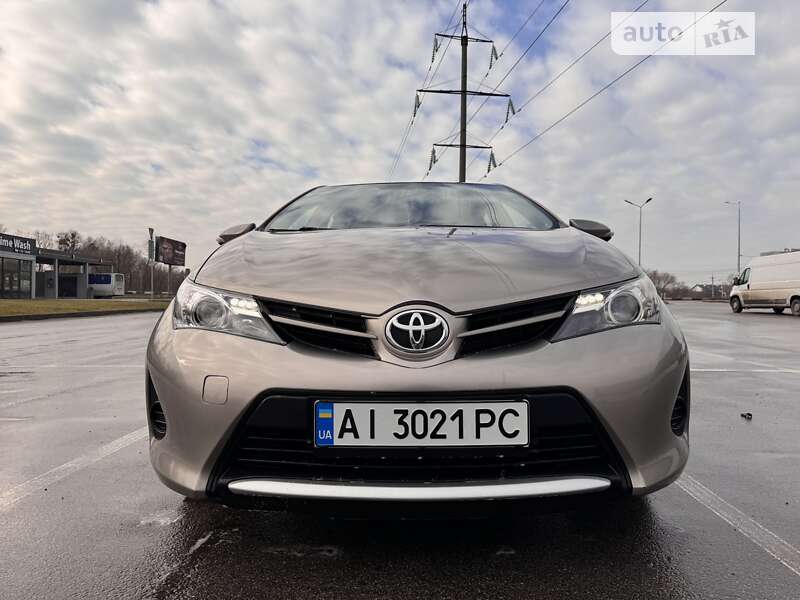 2013 toyota auris