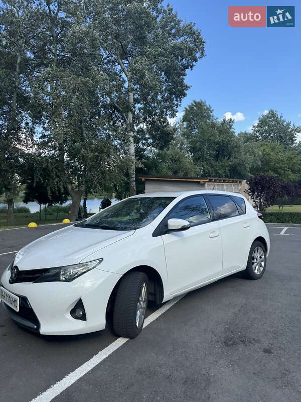 2013 toyota auris