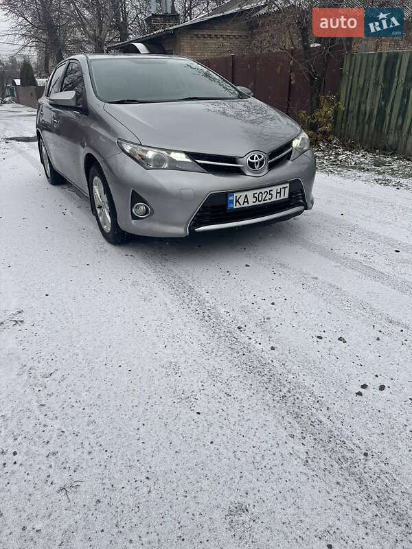 2012 toyota auris