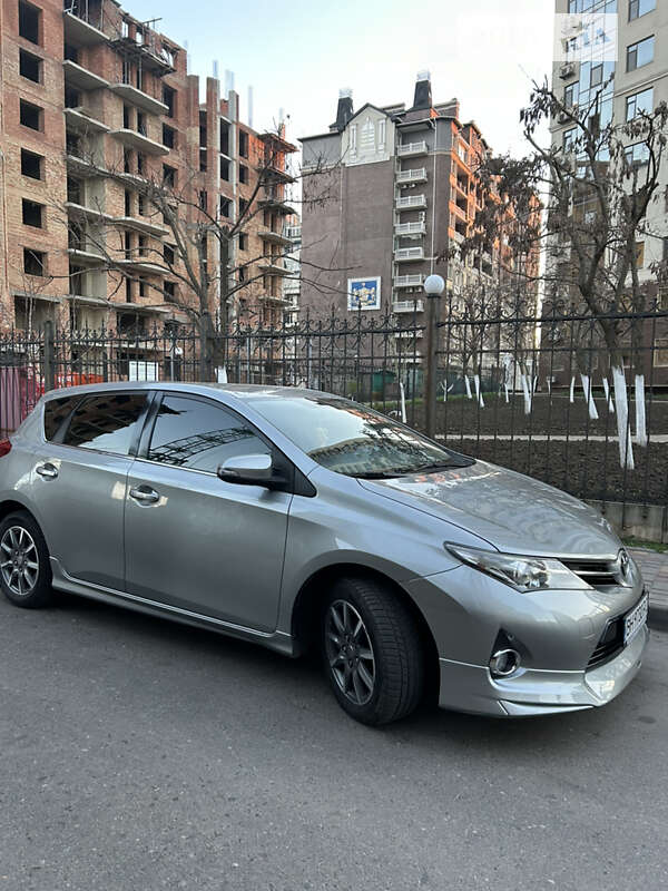 2013 toyota auris