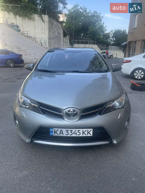 2012 toyota auris