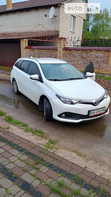 2016 toyota auris